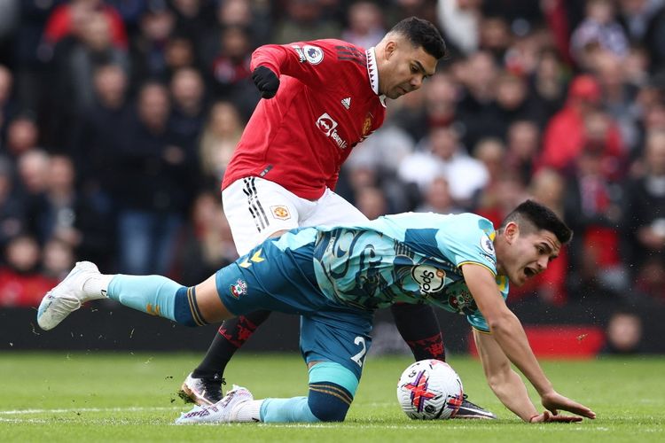 Casemiro saat berebut bola dengan Carlos Alcaraz dalam pertandingan Man United vs Southampton pada pekan ke-27 Liga Inggris 2022-2023 di Stadion Old Trafford, Minggu (12/3/2023) malam WIB. Casemiro mendapat kartu merah karena tekel berbahaya terhadap Carlos Alcaraz. 