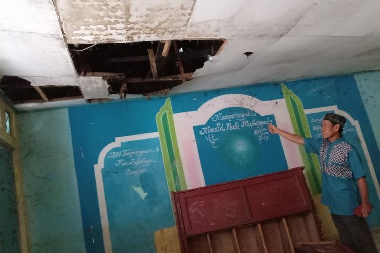 Salahsatu ruang kelas di SDN Tanjungsari III Cianjur, Jawa Barat, yang kodisinya nyaris ambruk dan terpaksa dikosongkan..