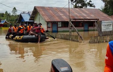 Petugas gabungan dan relawan bencana tengah melakukan pengecekan banjir di Kapuas, Kalimantan Tengah yang terus meluas.