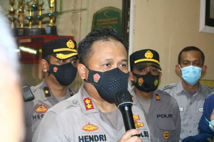 Kapolres Malang, AKBP Hendri Umar saat konferensi pers di Rumah Sakit Umum Daerah Saiful Anwar (RSSA) Kota Malang terkait kecelakaan tunggal pikap yang sebabkan 8 orang korban tewas, Kamis (27/5/2021).