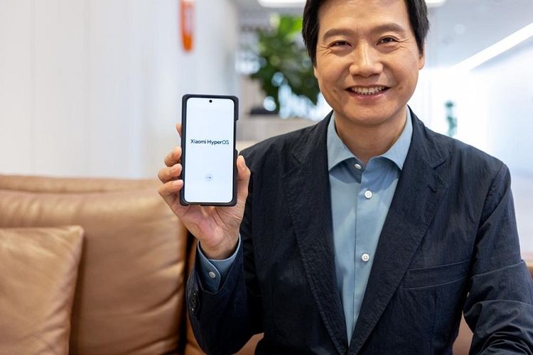Pendiri dan CEO Xiaomi Lei Jun memperkenalkan antarmuka baru HyperOS, pengganti MiUI