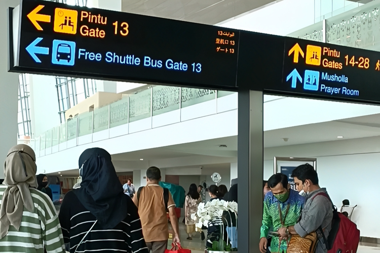 Plang penanda shuttle bus gratis ke gate 22-28 di Terminal 3 Bandara Soekarno-Hatta, Selasa (18/4/2023).