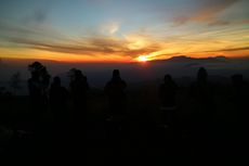 Mengejar Matahari Terbit di Puncak B29 Lumajang, Indahnya..
