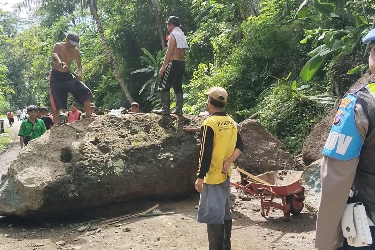 Akses Jalan Kebumen-Banjarnegara yang Terputus akibat Longsor Dibuka