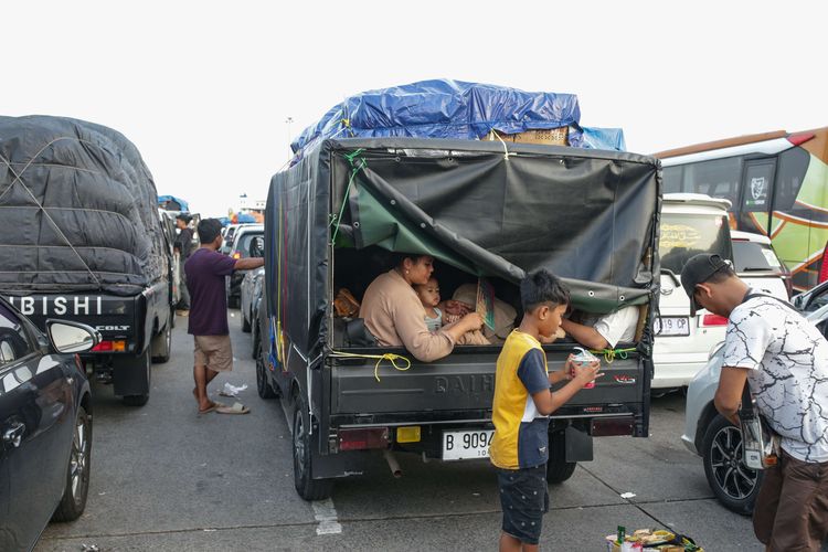 Anggota keluarga Anjasmara duduk berdesakan di bak pikap saat antre di Pelabuhan Merak, Cilegon, Banten, Rabu (19/4/2023). Anjasmara bersama 18 orang anggota keluargaya menempuh perjalanan mudik sejauh 1.349 kilometer dari Bekasi ke Painan, Pesisir Selatan, Sumatera Barat menggunakan pikap untuk bisa merayakan Idul Fitri 1444 Hijriah di kampung halaman.