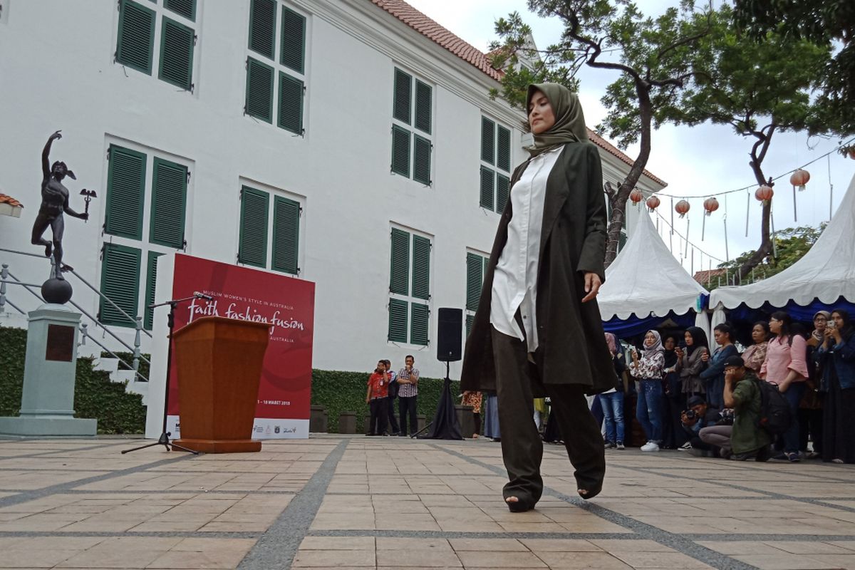 Salah satu koleksi desainer Jenahara Nasution yang dipamerkan pada pembukaan Faith Fashion Fusion: Womend Stylr in Australia, di Museum Sejarah Jakarta, Kamis (1/3/2018).