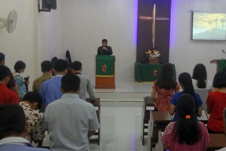Umat Kristen Methodist menggelar ibadah di sebuah rumah di kawasan Griya Parung Panjang, Bogor, pada Minggu (12/3/2017). Mereka tetap beribadah meski Pemerintah Kabupaten Bogor menetapkan status quo dan melarang kegiatan beribadah untuk sementara di rumah tersebut.