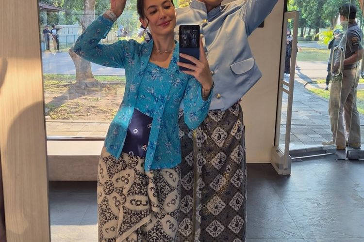 Ji Chang Wook ke Candi Prambanan mengenakan beskap.