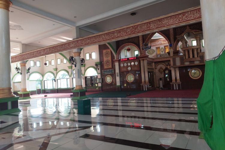 Tampak dalam Masjid Al-Ittihad yang terletak di Jalan Ki Samaun nomor 1, Kelurahan Sukarasa, Kecamatan Tangerang, Kota Tangerang. Foto ini diambil pada Selasa (11/5/2021).