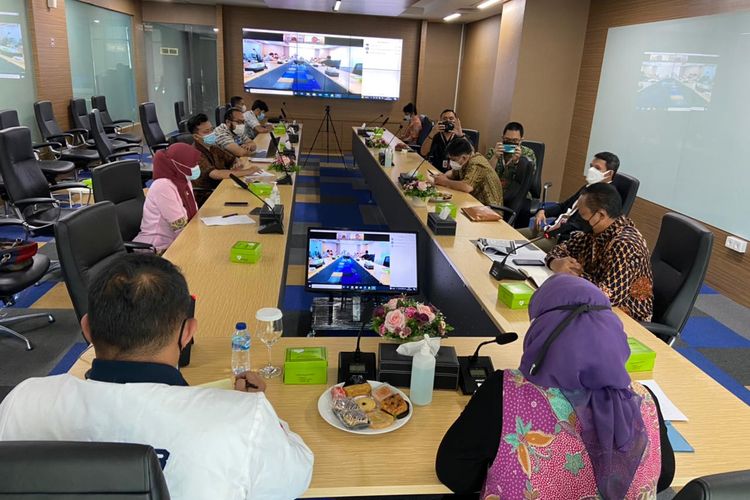 Suasana untuk mencapai kesepatan diversi peretas situs Setkab di Ruang rapat Direktorat Tindak Pidana Siber Bareskrim Polri, Jumat (27/8/2021).