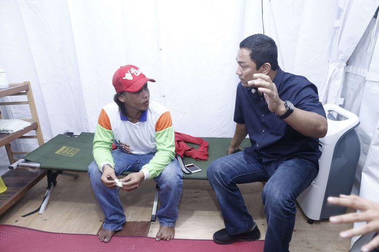Wali Kota Semarang Hendrar Prihadi menjenguk pemudik yang sakit di Posko Kesehatan Lebaran 2018 di kawasan Simpang Lima, Semarang, Selasa (12/6/2018)
