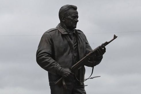 Monumen Kalashnikov, Penghormataan untuk Perancang Senapan AK-47