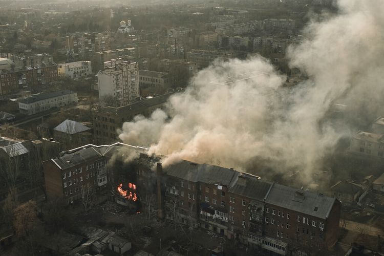 Sebuah apartemen terbakar setelah penembakan Rusia di Bakhmut, wilayah Donetsk, Ukraina, Rabu, 7 Desember 2022.