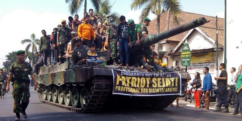 Tank Tempur TNI AD Melintas di Jalan Malioboro