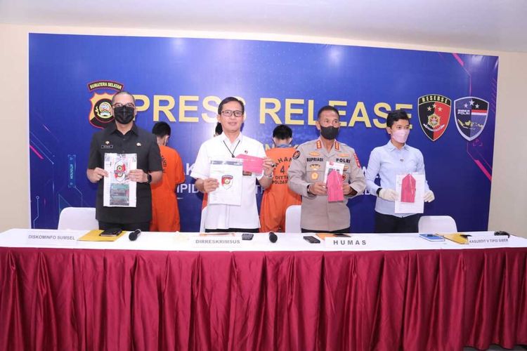 Direktorat Reserse Kriminal Khusus (Ditreskrimsus) Polda Sumatera Selatan menangkap tiga orang pelaku kejahatan siber yang merupakan warga asal Sumatera Utara (Sumut). Mereka diketahui melakukan penipuan terhadap warga Palembang hingga mengalami kerugian ratusan juta, Kamis (21/7/2022).