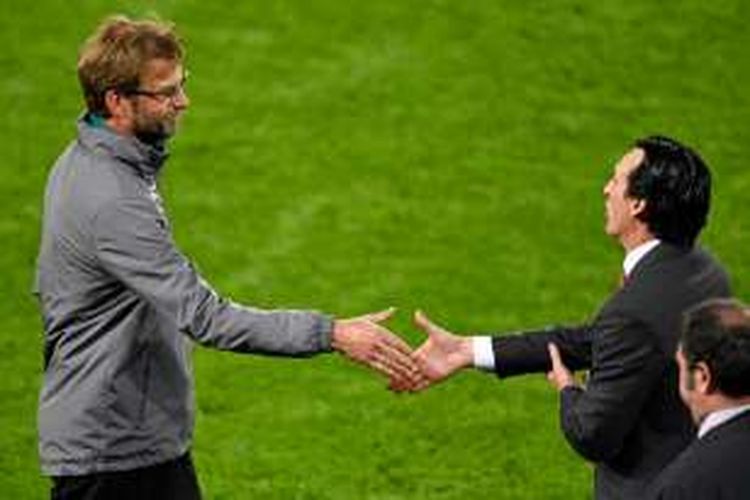 Juergen Klopp menyalami Unai Emery seusai pertandingan Liverpool vs Sevilla pada final Liga Europa di St. Jakob Park, Rabu (18/5/2016). 