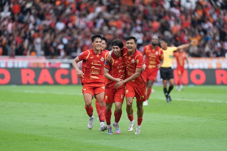 Pemain Persija Jakarta, Dony Tri Pamungkas (kanan), Arlyansyah Abdulmanan, dan Eksel Runtukahu (kiri)