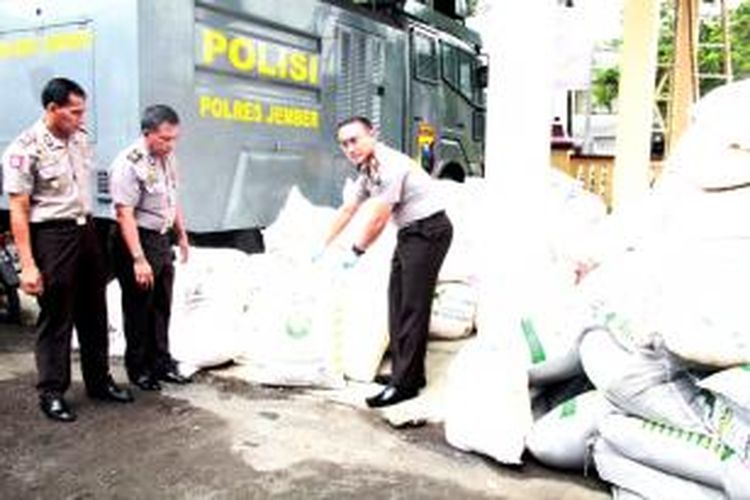 Kapolres Jember, Jawa Timur, AKBP Sabilul Alif, menunjukkan barang bukti pupuk bersubsidi, yang diduga diselewengkan, Kamis (12/2/2015).