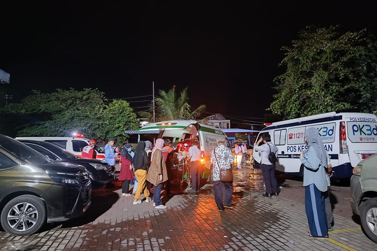 Suasana pasien RS Harapan Bunda dievakuasi ke luar gedung karena ruang server kebakaran, Rambutan, Ciracas, Jakarta Timur, Kamis (7/3/2024) malam.