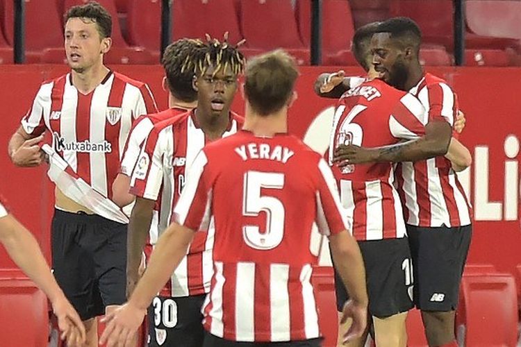 Pemain depan Athletic Bilbao Spanyol Inaki Williams (belakang kanan) merayakan dengan rekan satu timnya setelah mencetak gol selama pertandingan sepak bola Liga Spanyol antara Sevilla dan Athletic Bilbao di stadion Ramon Sanchez Pizjuan di Seville pada 3 Mei 2021.