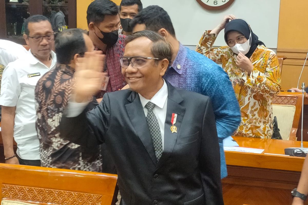 Menteri Koordinator Bidang Politik, Hukum dan Keamanan Mahfud MD melambaikan tangan sesaat sebelum memulai rapat Komisi III DPR membahas transaksi mencurigakan di Kementerian Keuangan, Rabu (29/3/2023).