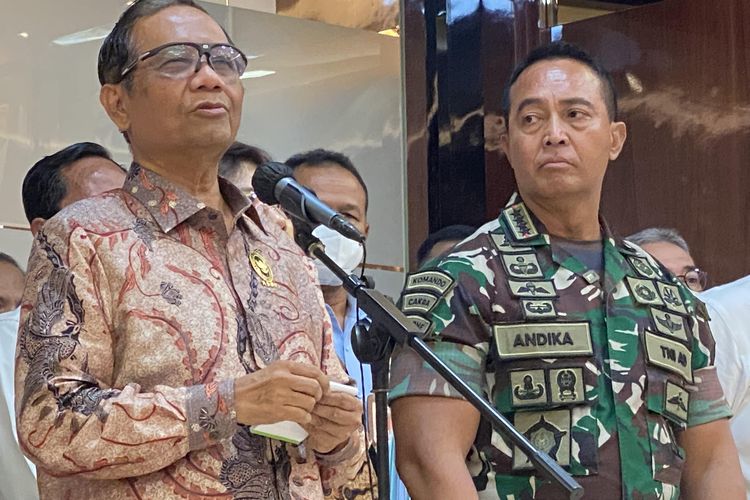 Menteri Koordinator Bidang Politik, Hukum, dan Keamanan (Menko Polhukam) Mahfud MD dan Panglima TNI Jenderal Andika Perkasa di Kemenko Polhukam, Jakarta, Senin (3/10/2022).