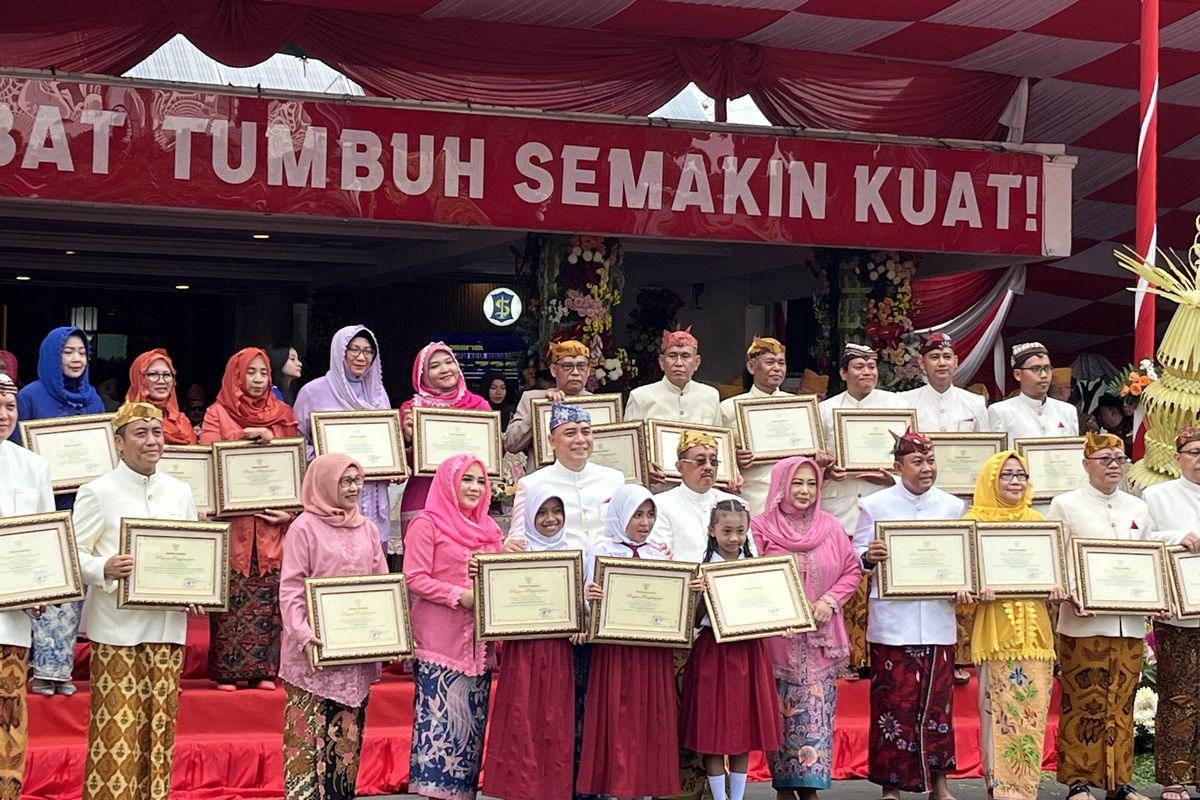 Walikota Surabaya Eri Cahyadi  bersama Wakil Walikota Surabaya Armuji saat dokumentasi dengan para siswa berprestasi, serta OPD terkait dalam Resepsi HJKS 732 di Balai Kota Surabaya, Sabtu (31/5/2025).