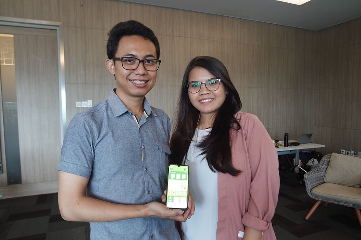 Asisten CEO MSMB Indonesia Ari Aji Cahyono, dan Marketing Communication MSMB Indonesia Fitri menunjukan aplikasi RiTx Bertani pada Identik 2020 di Cyber 2 Tower (10/02)