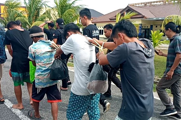 Para terduga pelaku perusakan aset kebun sawit di Belitung saat tiba di Mapolda Babel, Jumat (25/8/2023).