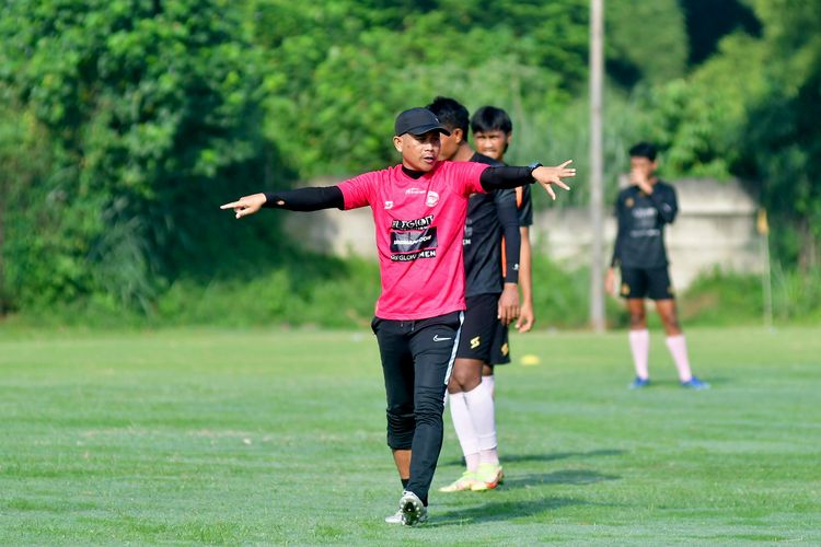 Pelatih Arema FC Joko Susilo saat memimpin latihan rutin jelang pertandingan Liga 1 2022-2023. 