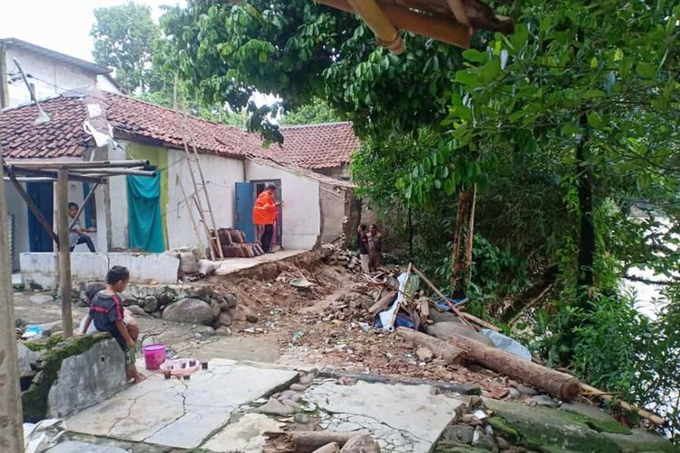 Kondisi rumah warga usai diterjang banjir bandang di Kampung Sengkol, Desa Karehkel, Kecamatan Leuwiliang, Kabupaten Bogor, Jawa Barat, Sabtu (25/11/2023).