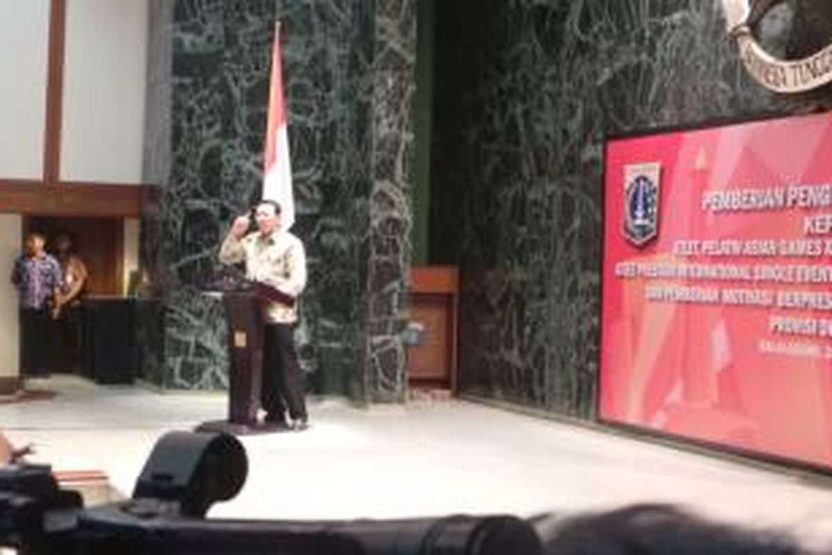 Gubernur DKI Jakarta Basuki Tjahaja Purnama dalam memberikan sambutan di acara pemberian bonus atlet berprestasi, di Balaikota, Kamis (20/11/2014).