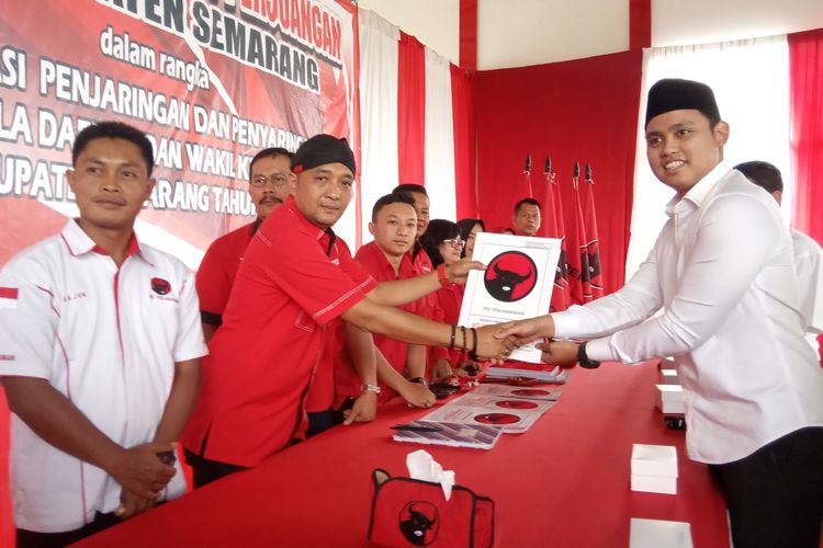 Suami artis Chacha Frederica, Dico Ganindito mendaftar menjadi bakal calon Wakil Bupati Semarang