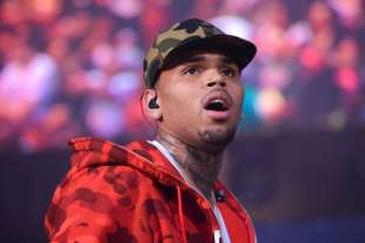 Penyanyi Chris Brown ketika tampil dalam acara Hot 97 Summer Jam di MetLife Stadium di East Rutherford, New Jersey, pada 7 Juni 2015. Ia ditangkap atas dugaan penyerangan dengan senjata di Los Angeles, Selasa (30/8/2016).