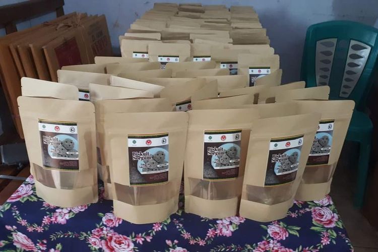 Biskuit sorghum diproduksi oleh kelompok tani Santa Klara Peot, Kelurahan Peot, Kecamatan Borong, Kab. Manggarai Timur, NTT, Kamis, (21/7/2022). (KOMPAS.com/DOK MENSI ANAM)