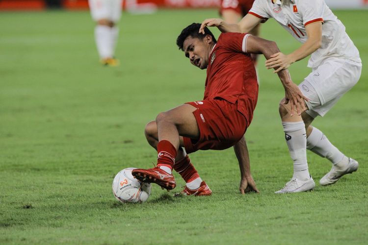 Pemain timnas Indonesia, Asnawi Mangkualam Bahar berusaha mempertahankan bola saat bertanding melawan pemain timnas Vietnam pada leg pertama semifinal Piala AFF 2022 di Stadion Utama Gelora Bung Karno (SUGBK), Jakarta, Jumat (6/1/2023). Pertandingan ini berakhir dengan skor 0-0.