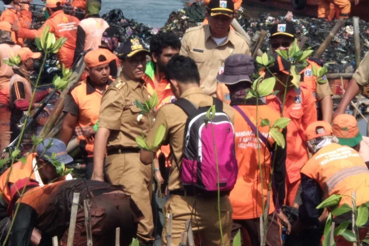 Gubernur DKI Jakarta Anies Baswedan di Ecomarine Muara Angke, Jakarta Utara, Senin (19/3/2018).