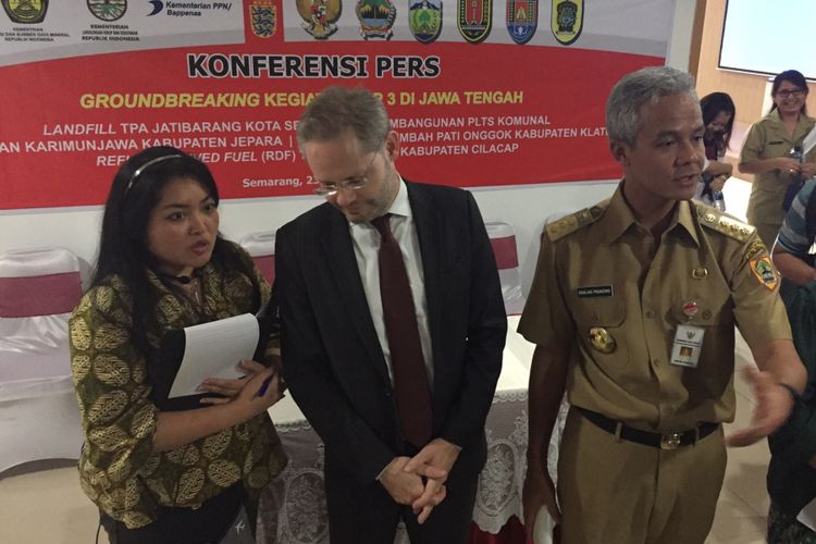 Gubernur Jawa Tengah Ganjar Pranowo bersama Duta Besar Denmark untuk Indonesia Rasmus Abildgaar Kristensen menghadiri groundbreaking program kerjasama Environmental Support Programme Phase 3 (ESP3) di Kantor Bappeda Provinsi Jawa Tengah, Semarang,  Senin (23/10/2017).
