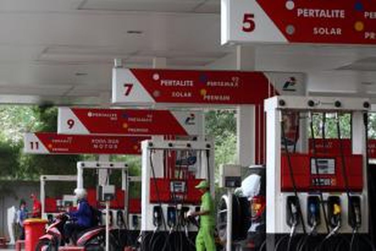 Alat pengisi bahan bakar minyak jenis baru, Pertalite RON 90, di SPBU Coco, Jalan Abdul Muis, Jakarta Pusat, Rabu (22/7/2015). PT Pertamina (Persero) akan menjual Pertalite RON 90 pertama kali pada Jumat, 24 Juli mendatang di Jakarta, Bandung, dan Surabaya.