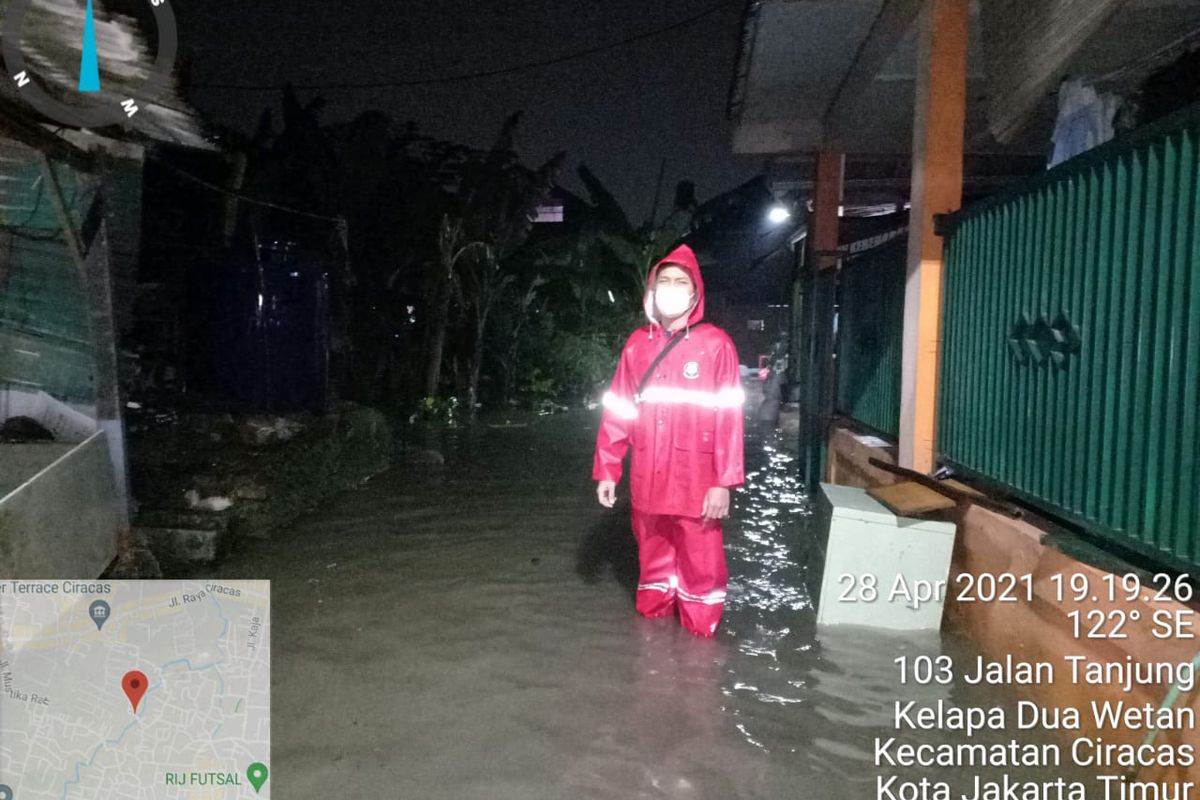 Hujan yang mengguyur sejak Rabu (28/4/2021) sore membuat beberapa wilayah di DKI Jakarta tergenang air. Salah satunya di Jalan Tanjung RW 02 Kelurahan Kepala Dua Wetan, Kecamatan Ciracas, Jakarta Timur.