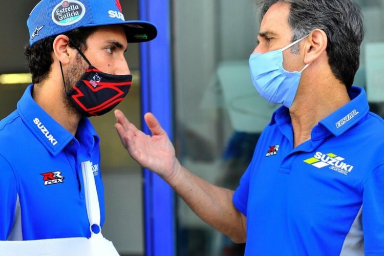 Masker buatan Jepang yang dikenakan para pebalap dan kru tim Suzuki saat seri MotoGP Spanyol, 17-19 Juli 2020.