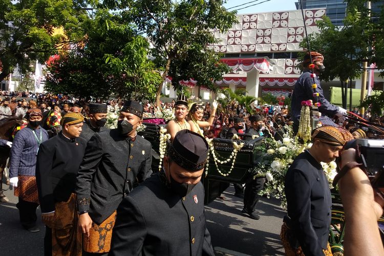 Kirab pernikahan Kaesang-Erina dimulai. Kirab ini akan melewati rute Loji Gandrung, Jalan Slamet Riyadi, dan berakhir di Pura Mangkunegaran.