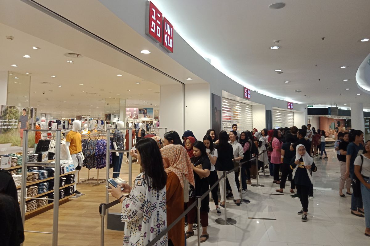 Antrean pengunjung Senayan City untuk mendapatkan koleksi Uniqlo X BT21.