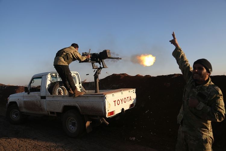 Pejuang pasukan pembebas Suriah yang didukung Turki bersiaga di wilayah Tal Malid, utara Aleppo, saat menembakkan senapan mesin ke arah pasukan Unit Perlindungan Rakyat (YPG) di Afrin.
