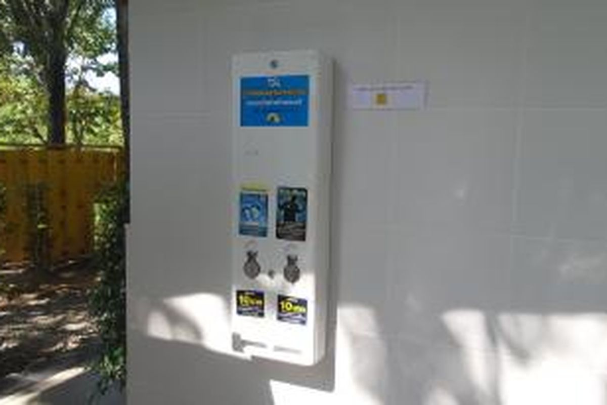 Mesin otomatis penjual kondom yang ada di salah satu toilet SPBU yang ada Lat Bhua Kao, Provinsi Buriram, Thailand.