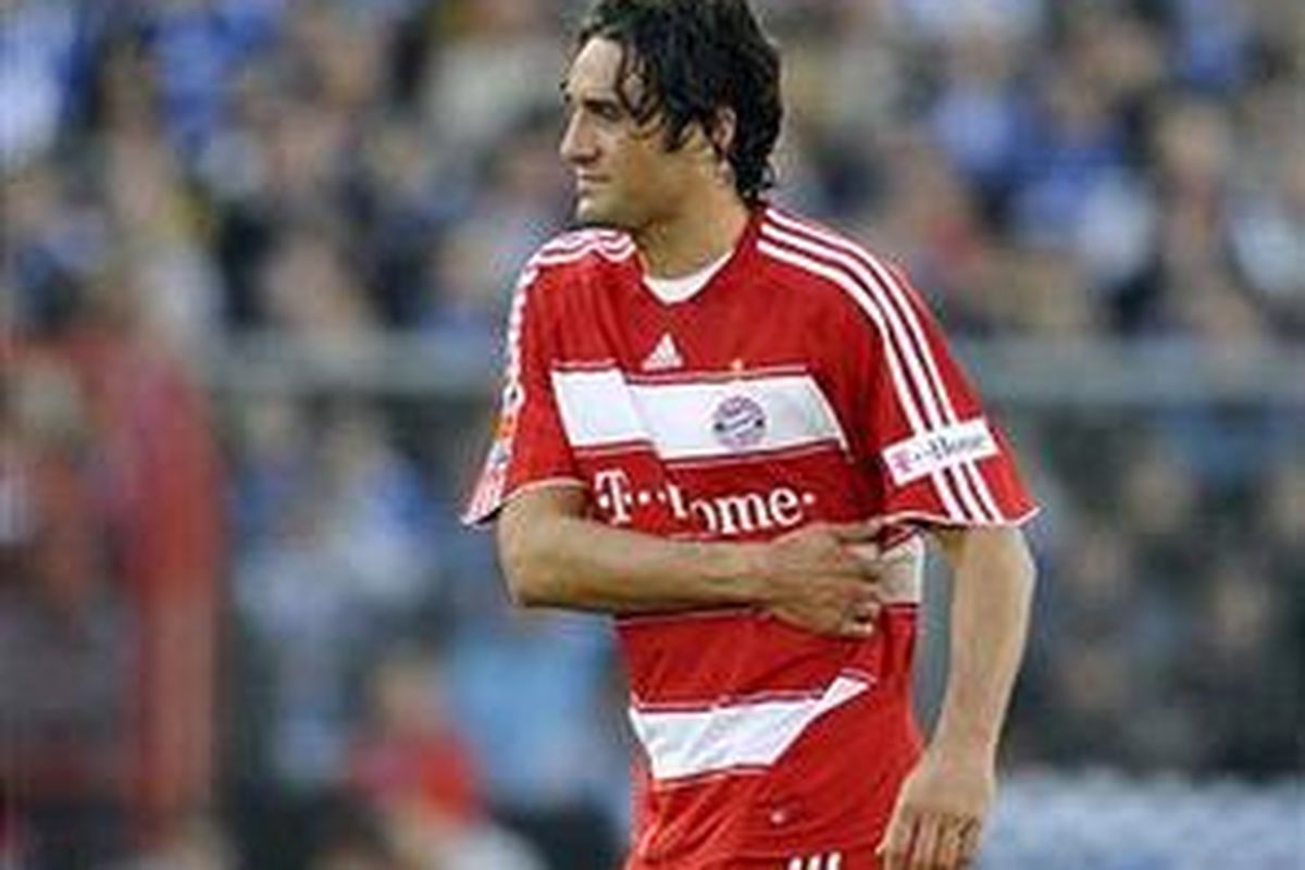 Striker Bayern Muenchen, Luca Toni, kesakitan di tulang rusuknya. Namun, cedera itu diharapkan segera sembuh.