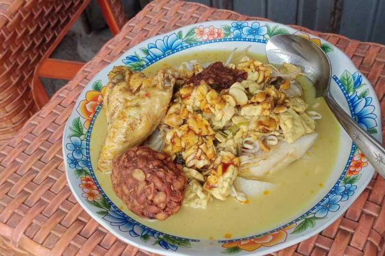 Makanan khas tradisional Malang yakni Orem-Orem yang ada di warung Abah Syahri pinggir Jalan Gatot Subroto.