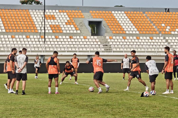 Sesi latihan antar pemain Persija, dalam keadaan lapangan pasca hujan, tim terus melakukan sesi latihan pada Sabtu (9/5/2026).