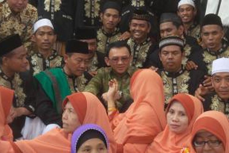Gubernur DKI Jakarta Basuki Tjahaja Purnama atau Ahok saat bersama warga Rusunawa Marunda, Jakarta Utara, usai acara peresmian masjid, Minggu (17/1/2016).