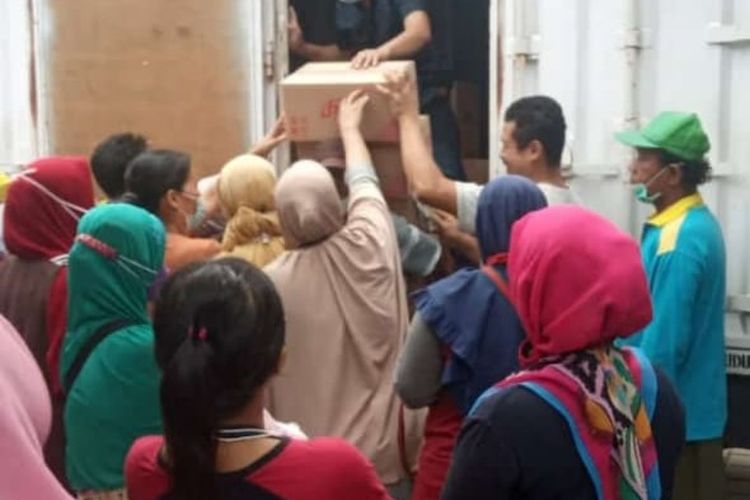 Para pembeli sedang mengantri minyak goreng harga Rp 14.000 di Pasar Purworejo